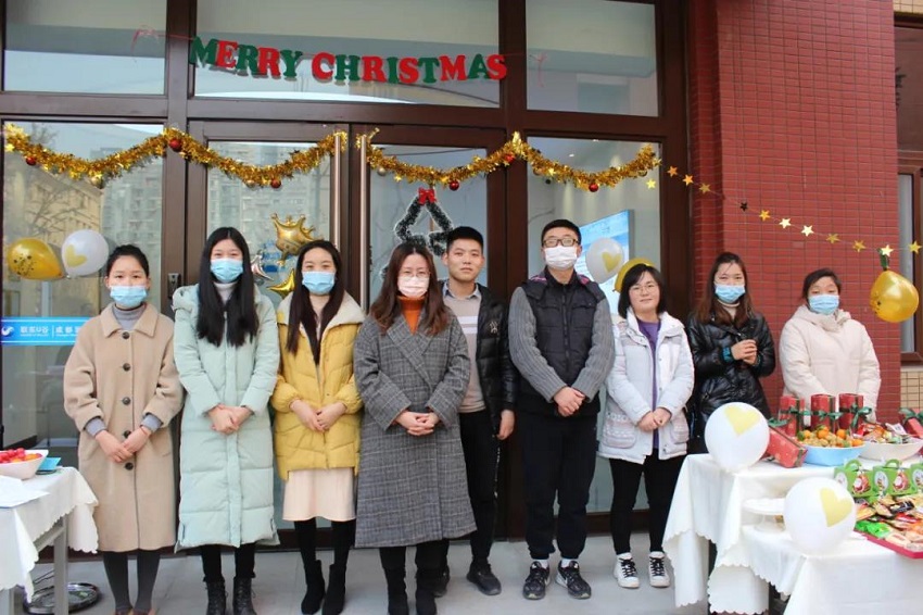 圣誕老人不僅帶來了糖果、蛋糕、還有無盡歡笑，因為他叫“水思源”